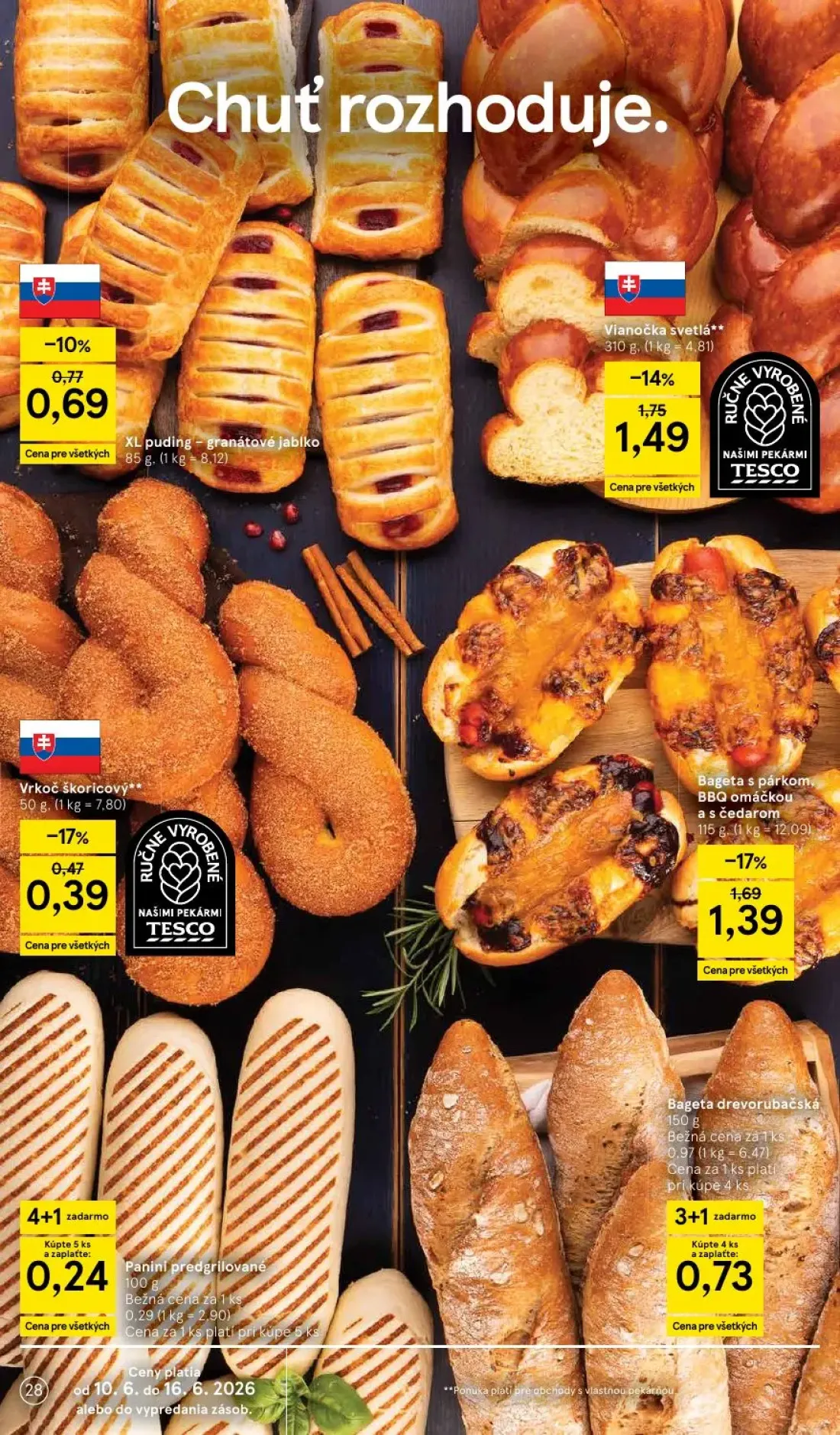 Tesco leták, strana 28 z 51 — Bageta s párkom, BBQ omáčkou a s čedarom, Vianočka svetlá**, Bageta drevorubačská